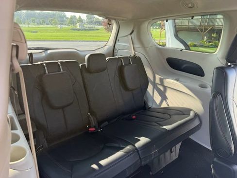 Used 2019 Chrysler Pacifica Touring-L FWD image 23