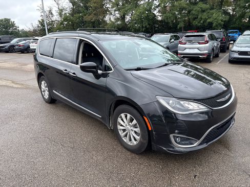 Used 2017 Chrysler Pacifica Touring-L FWD image 20