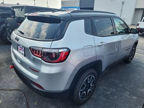 Used 2025 Jeep Compass Trailhawk AWD/4WD image 3