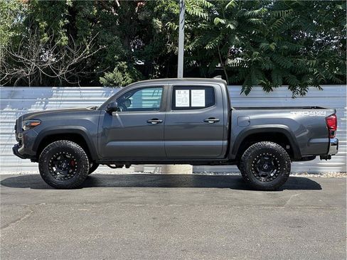 Used 2019 Toyota Tacoma TRD Off-Road AWD/4WD image 13