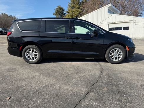 Used 2025 Chrysler Pacifica Select image 4