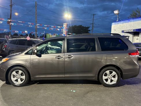 Used 2012 Toyota Sienna LE image 2