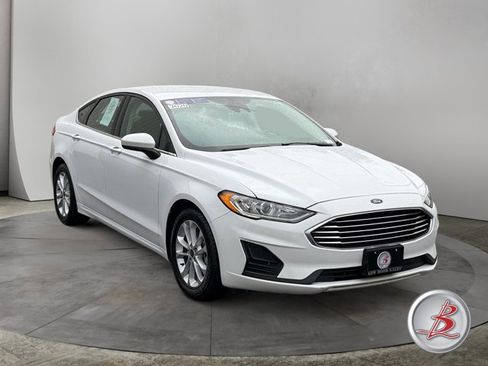 Used 2020 Ford Fusion SE image 1