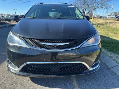 Used 2020 Chrysler Pacifica Touring-L Plus w/ Tire & Wheel Group image 9