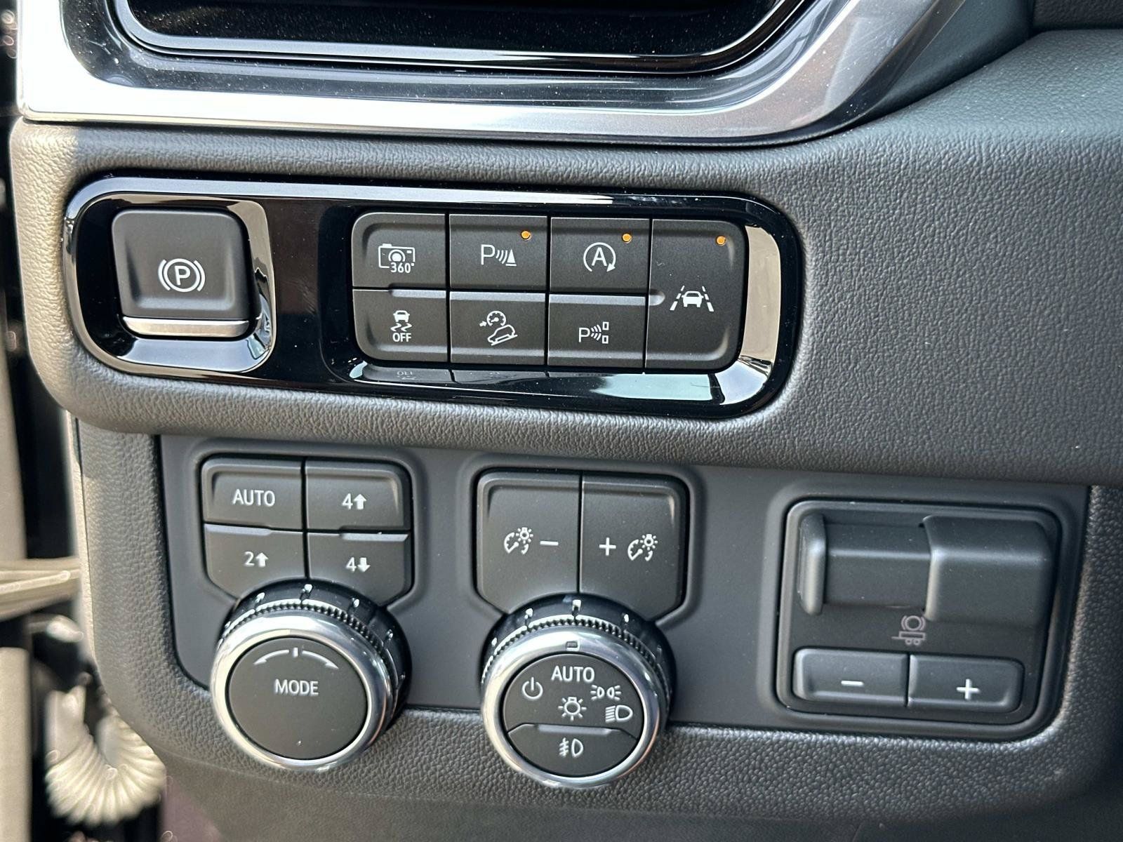 New 2026 GMC Yukon Elevation w/ Elevation Premium Package AWD/4WD image 18