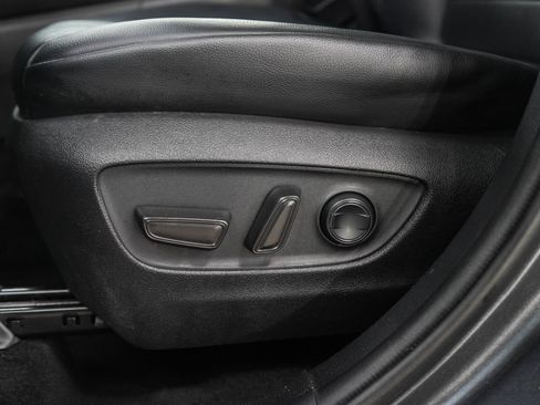 Used 2020 Toyota Highlander XLE AWD/4WD image 29