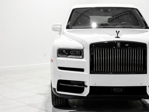 Used 2022 Rolls-Royce Cullinan Black Badge image 40