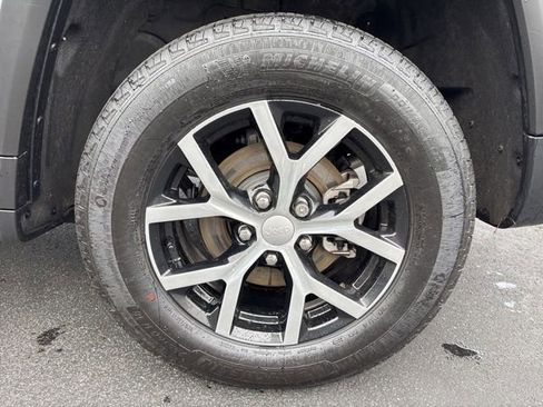 Used 2025 Jeep Grand Cherokee Limited w/ Luxury Tech Group II image 33