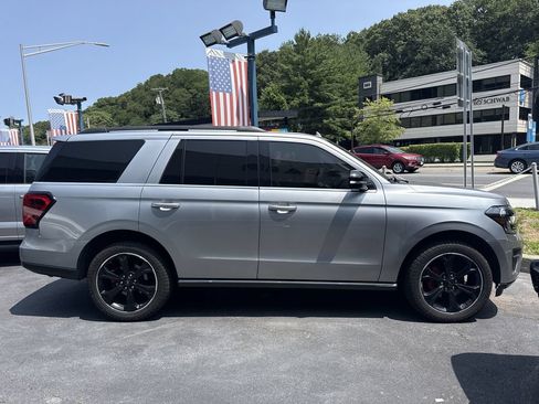 Used 2022 Ford Expedition Limited AWD/4WD image 3