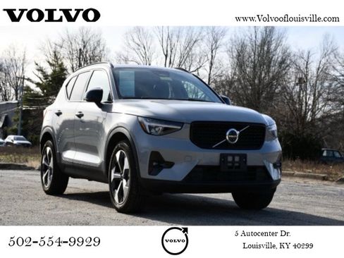Certified 2025 Volvo XC40 B5 Plus image 1