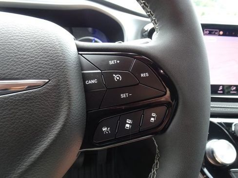 Used 2024 Chrysler Pacifica Limited w/ Uconnect Theater Family Group FWD image 24
