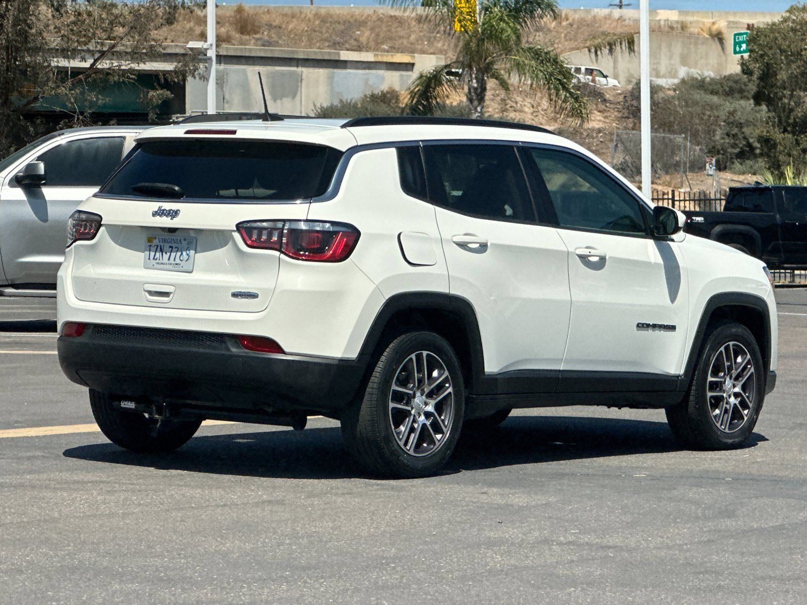 Used 2018 Jeep Compass Latitude w/ Popular Equipment Group FWD image 5