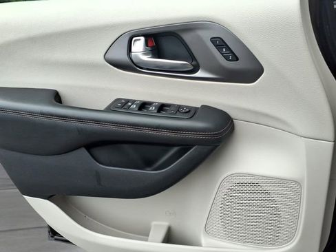 Used 2020 Chrysler Pacifica Touring-L Plus FWD image 16