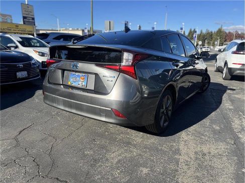 Used 2019 Toyota Prius XLE image 8