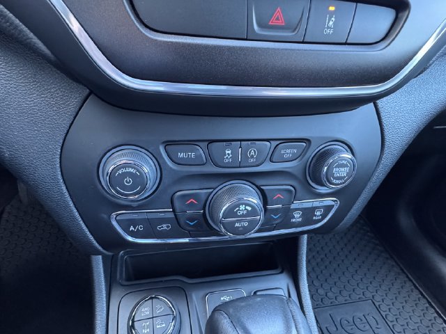 Used 2022 Jeep Cherokee Trailhawk w/ Sound & Nav Group AWD/4WD image 39