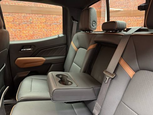 Used 2024 GMC Canyon AT4 w/ AT4 Premium Package AWD/4WD image 10