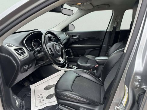 Used 2019 Jeep Compass Latitude w/ Cold Weather Group FWD image 10