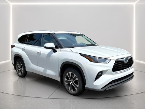 Used 2022 Toyota Highlander XLE AWD/4WD image 7