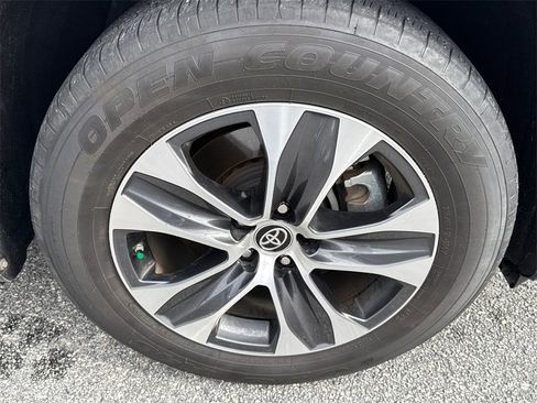 Certified 2023 Toyota Highlander XLE image 12