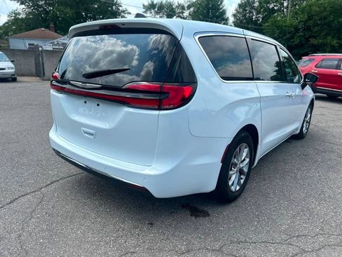 Used 2026 Chrysler Pacifica Limited FWD image 5