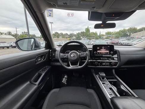 Used 2025 Nissan Pathfinder SV FWD image 37
