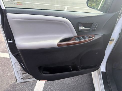 Used 2019 Toyota Sienna Limited Premium w/ Carpet Mat Package FWD image 12