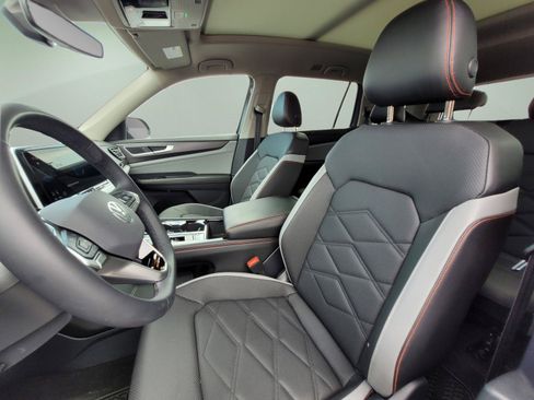Used 2024 Volkswagen Atlas Peak Edition SE AWD/4WD image 29