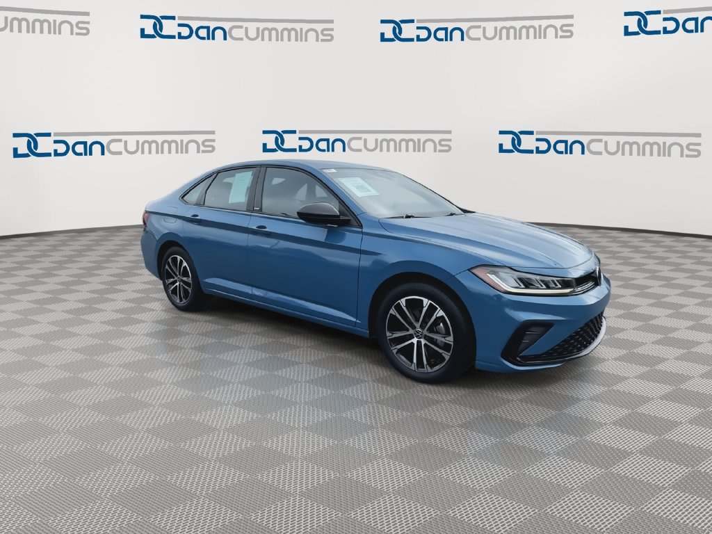Used 2025 Volkswagen Jetta Sport FWD image 2