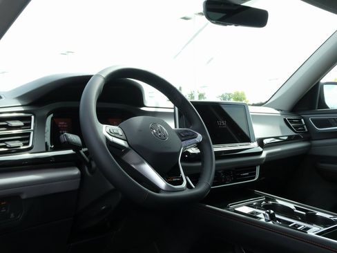 New 2025 Volkswagen Atlas Peak Edition SE image 31