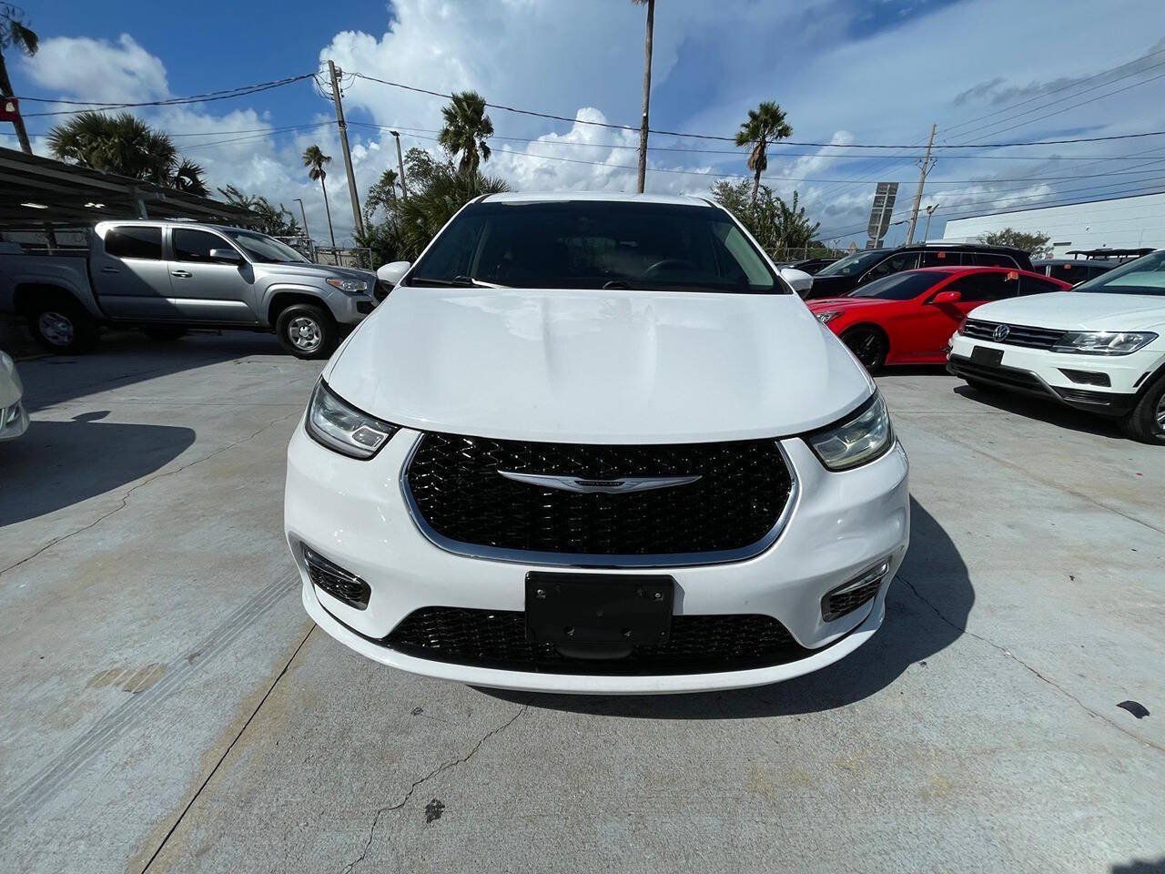 Used 2023 Chrysler Pacifica Touring-L FWD image 1
