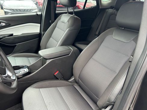 Used 2025 Chevrolet Trax LT w/ LT Convenience Package image 31