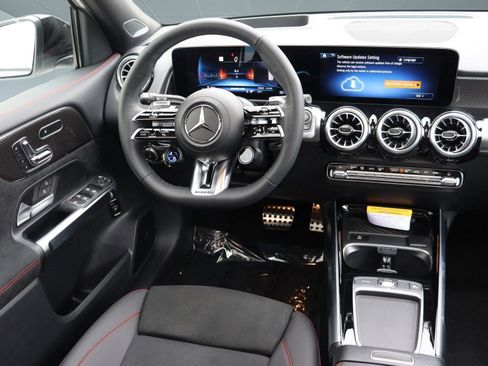 New 2025 Mercedes-Benz GLB 35 AMG 4MATIC image 2