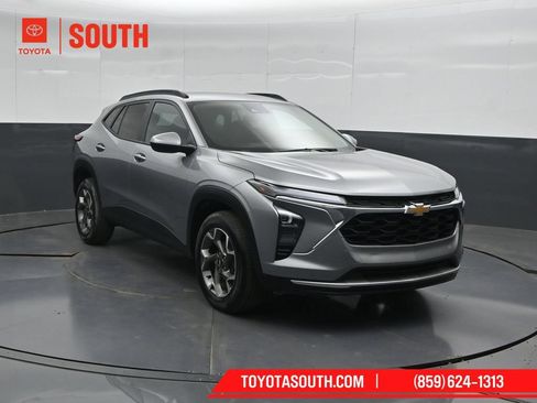 Used 2025 Chevrolet Trax LT w/ LT Convenience Package FWD image 4