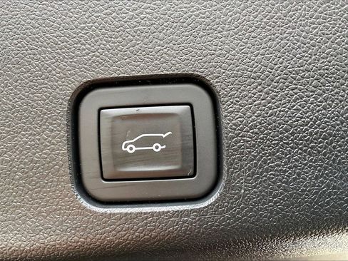 Used 2025 Chevrolet Traverse Z71 w/ Enhanced Driving Package AWD/4WD image 36