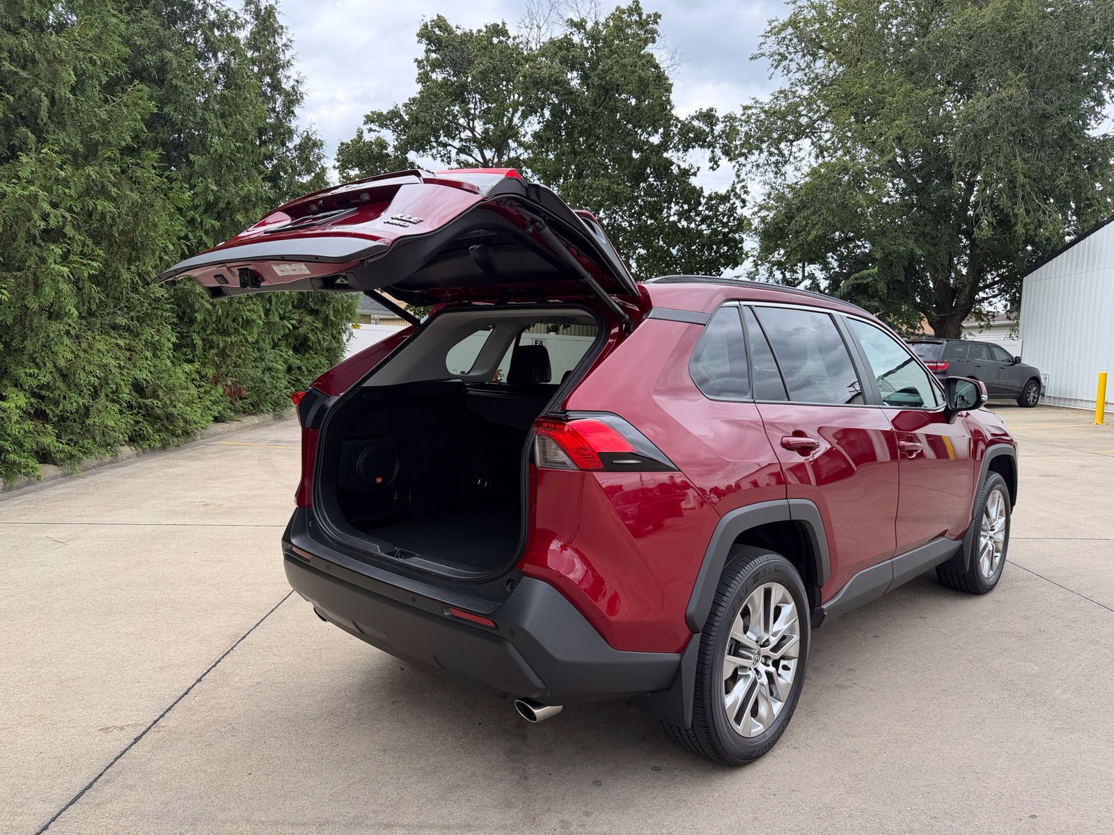 Used 2021 Toyota RAV4 XLE Premium AWD/4WD image 32