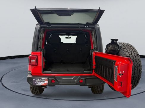 Used 2019 Jeep Wrangler Unlimited Sahara w/ Safety Group image 11
