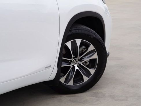 Certified 2025 Toyota Highlander XLE image 8