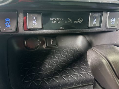 Used 2021 Toyota RAV4 XLE w/ XLE Grade Weather Package FWD image 21