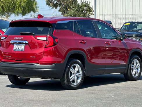 Used 2024 GMC Terrain SLE image 4