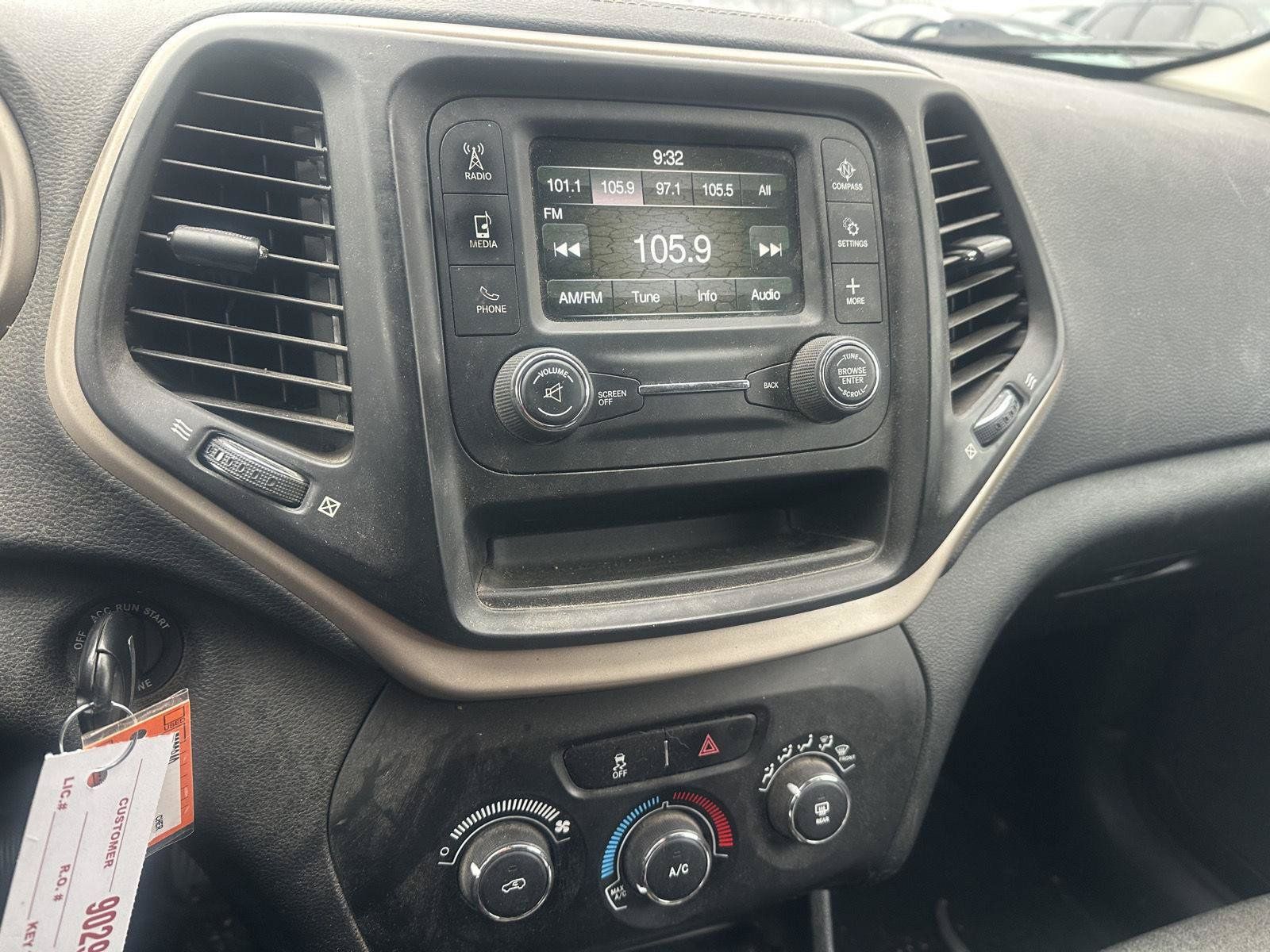 Used 2015 Jeep Cherokee Sport FWD image 19