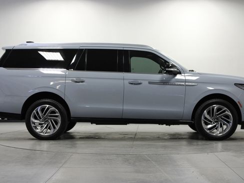 Used 2025 Lincoln Navigator L Reserve AWD/4WD image 3