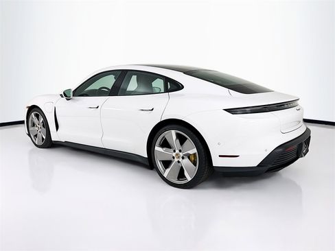 Used 2023 Porsche Taycan image 3