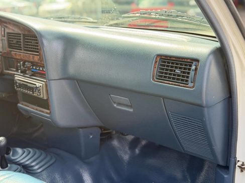 Used 1989 Toyota Pickup Deluxe AWD/4WD image 39