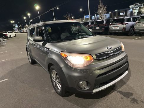 Used 2017 Kia Soul + image 3