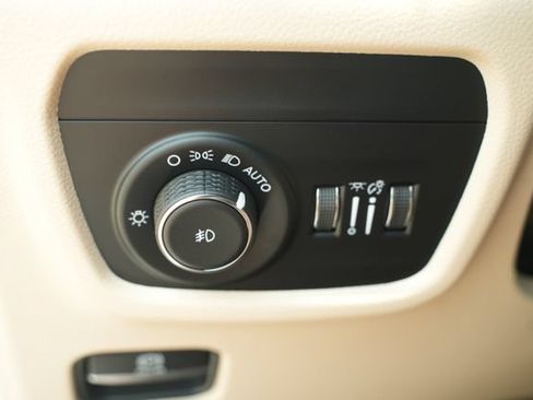 Used 2023 Jeep Grand Cherokee Limited w/ Black Appearance Package RWD image 34