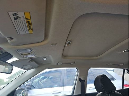 Used 2024 Hyundai Venue SEL FWD image 26