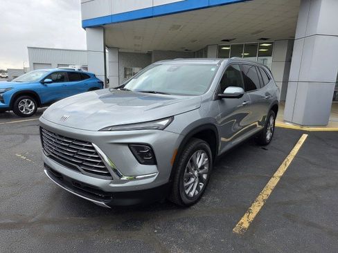 Used 2025 Buick Enclave Preferred image 5