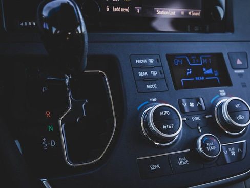 Used 2017 Toyota Sienna XLE Premium image 17