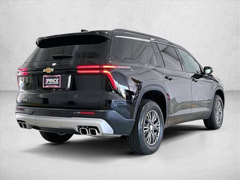 Used 2025 Chevrolet Traverse LT FWD image 2