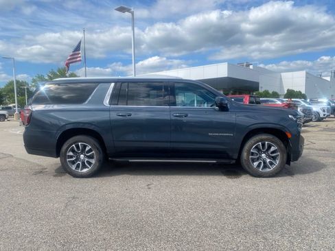 Used 2021 Chevrolet Suburban LT w/ Luxury Package AWD/4WD image 5